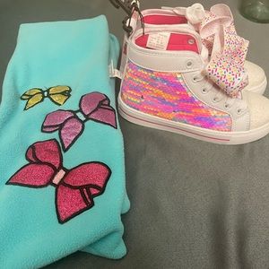 Brand new Jojo Siwa High tops for girls.Size 13
Bonus Jojos scarf only use once.